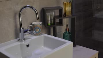 Habitación triple | Baño | Regadera, amenidades de baño gratuitas, secadora de cabello, batas