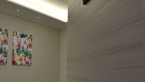 أغطية فراش متميزة ومكتب وستائر تعتيم وتجهيزات عازلة للصوت
