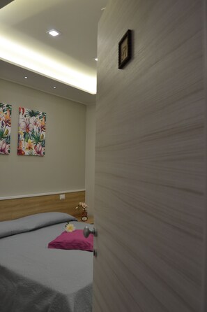 Habitación individual | Ropa de cama de alta calidad, escritorio, cortinas opacas