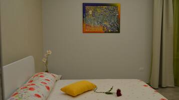 Hochwertige Bettwaren, Schreibtisch, Verdunkelungsvorhänge