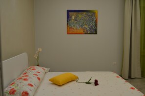 Sängtillbehör av högsta kvalitet, skrivbord och mörkläggningsgardiner