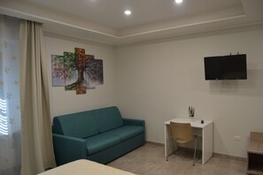 Habitación cuádruple | Ropa de cama de alta calidad, escritorio, cortinas opacas