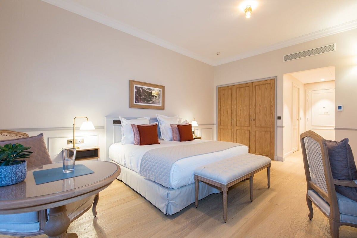 Egyptian cotton sheets, premium bedding, minibar, in-room safe