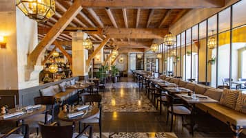 2 restaurants servant le déjeuner, le dßner et le brunch
