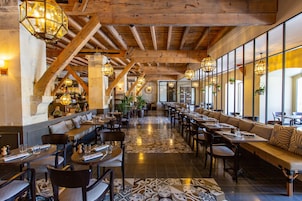 2 restaurantes; se sirve almuerzo, cena y brunch