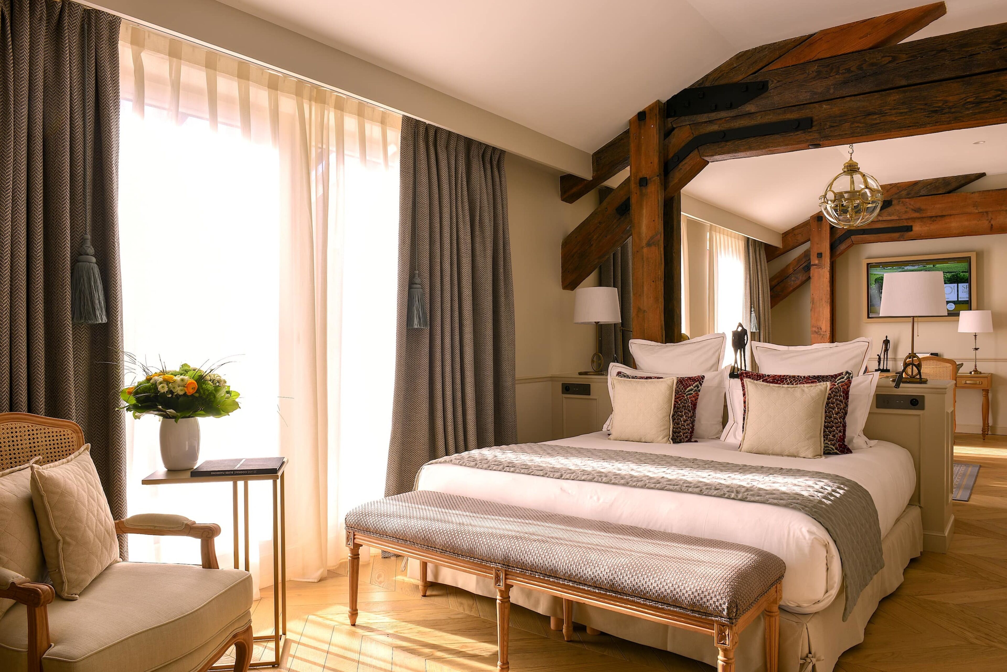 Suite Junior | Draps en coton égyptien, literie de qualité supérieure, minibar