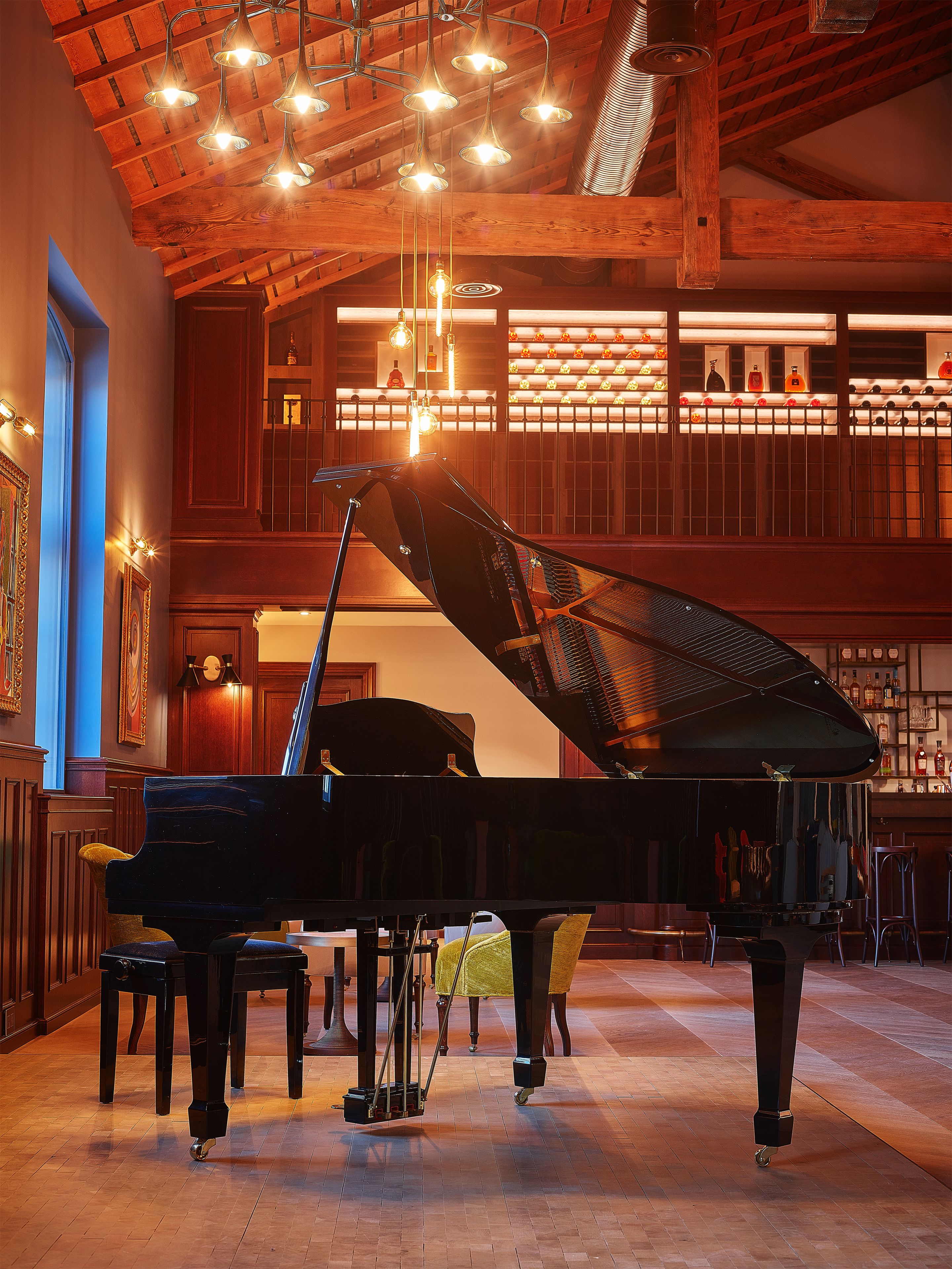 2 restaurants, lunch served