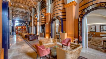 2 restaurants, lunch served