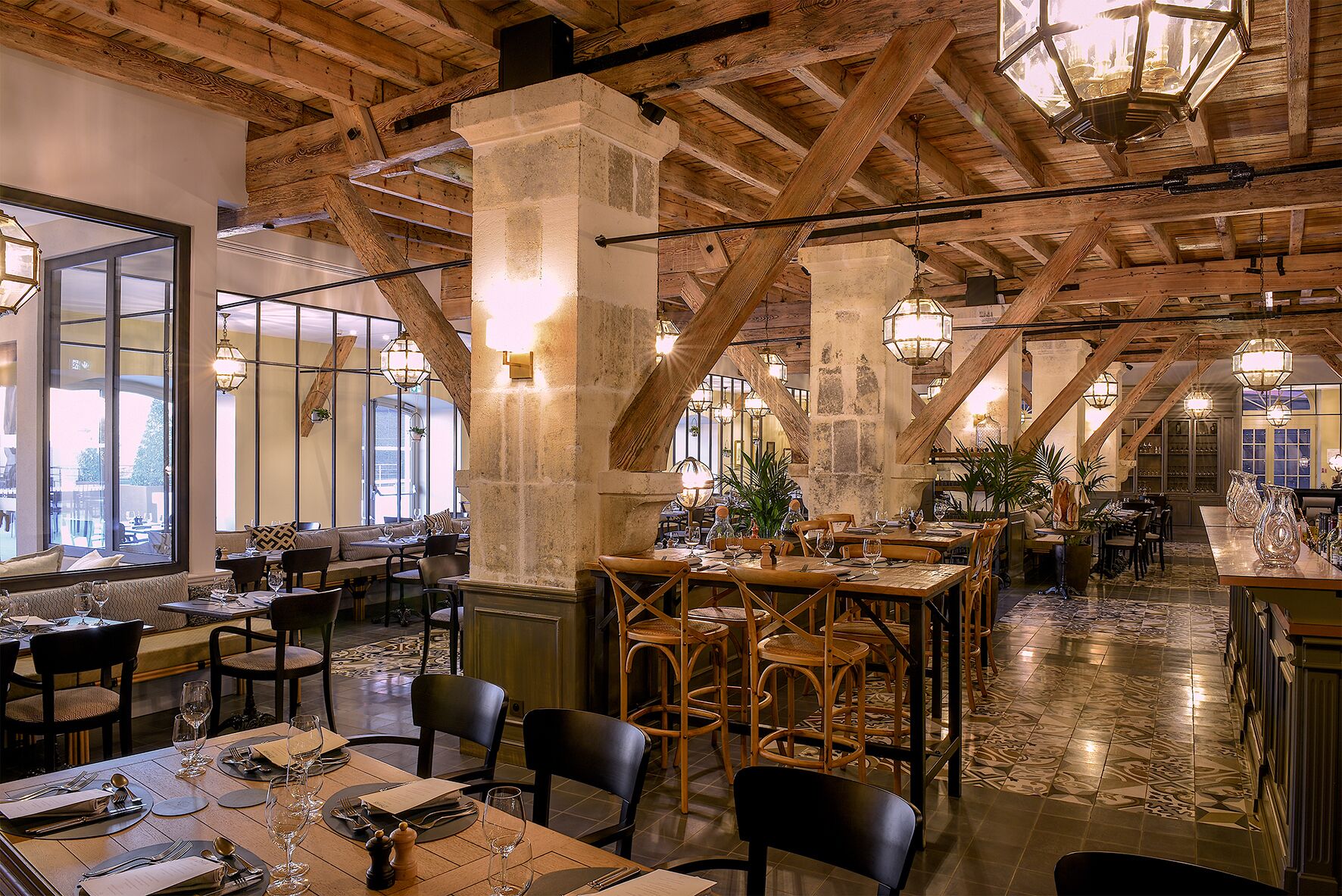 2 restaurants; lunch, dinner, and brunch served