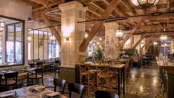 2 restaurants; lunch, dinner, and brunch served