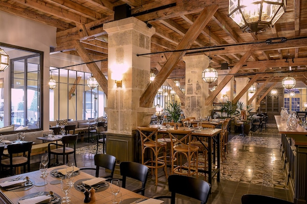 2 restaurants; lunch, dinner and brunch served