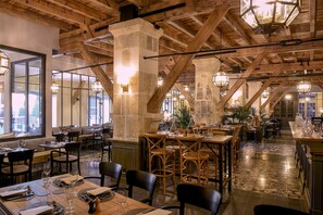 2 restauranter: lunsj, middag og brunsj serveres