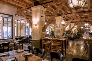 2 restaurantes: opção de almoço, jantar e brunch aos fins de semana