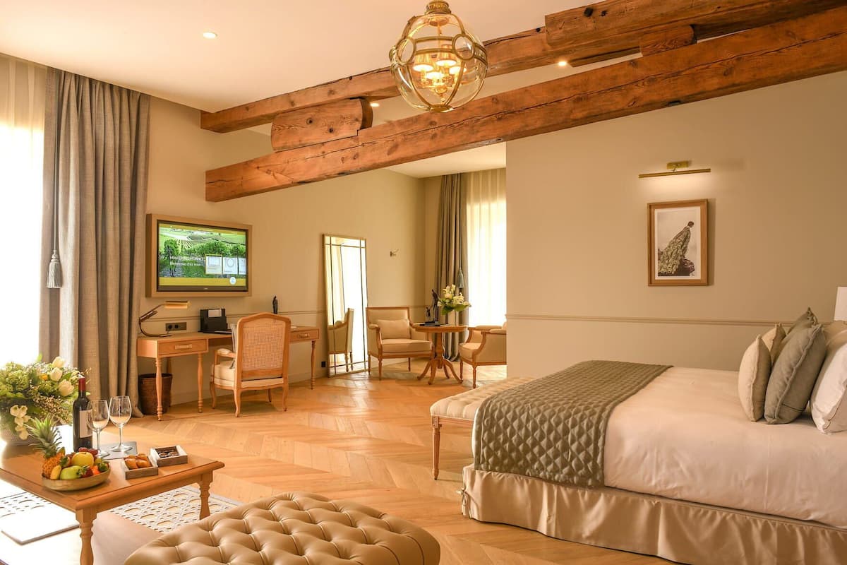 Egyptian cotton sheets, premium bedding, minibar, in-room safe