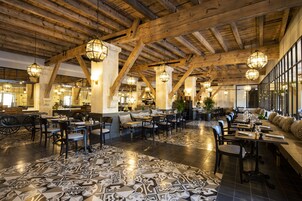 2 restaurants, lunch served