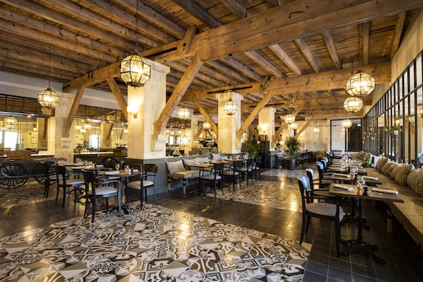 2 restaurants, lunch served