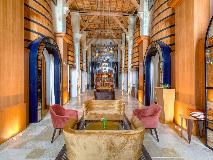 2 restaurants, lunch served