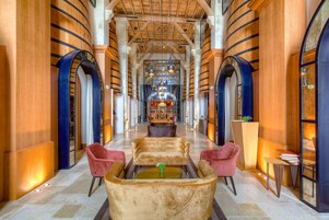 2 restaurants, lunch served