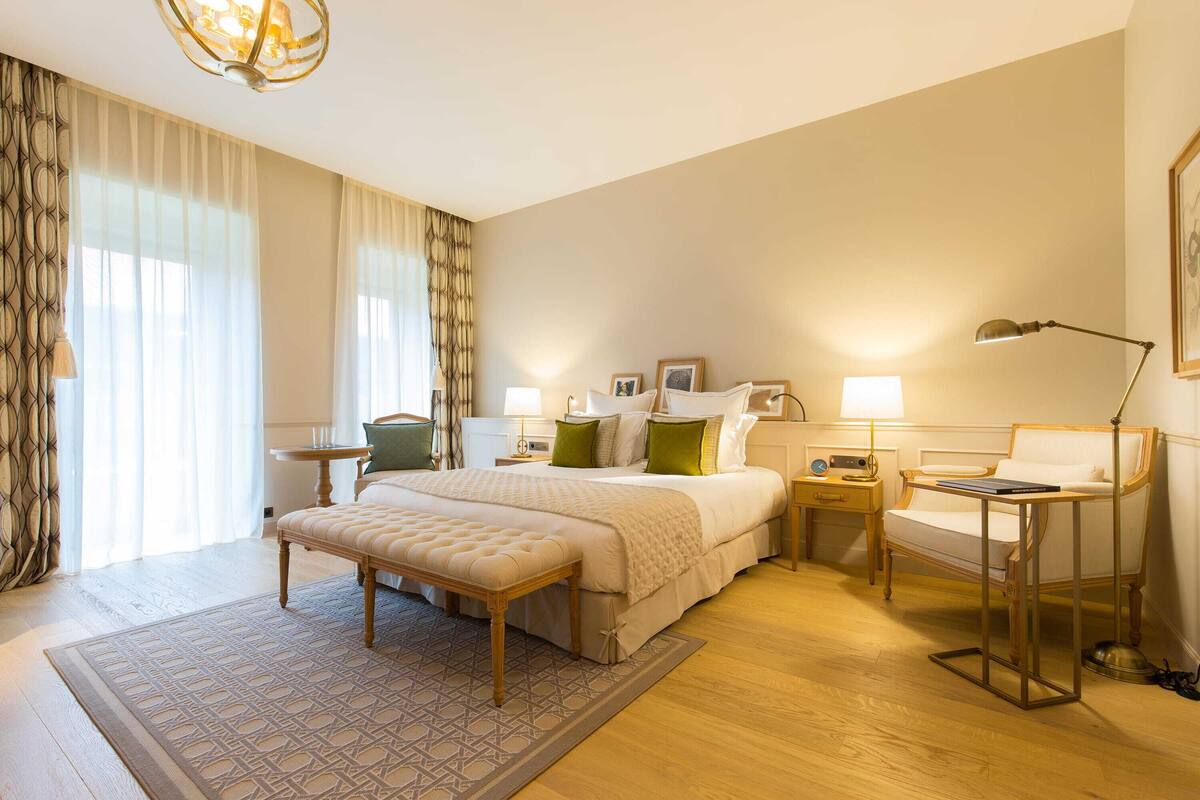 Egyptian cotton sheets, premium bedding, minibar, in-room safe