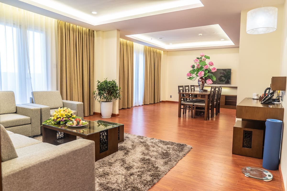Un salon moderne comprenant un canapé, une table basse et un coin repas avec des chaises et une table.