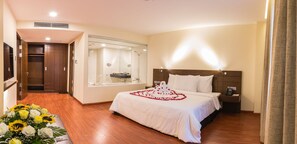 Executive Suite | Minibar, in-room safe, desk, blackout drapes