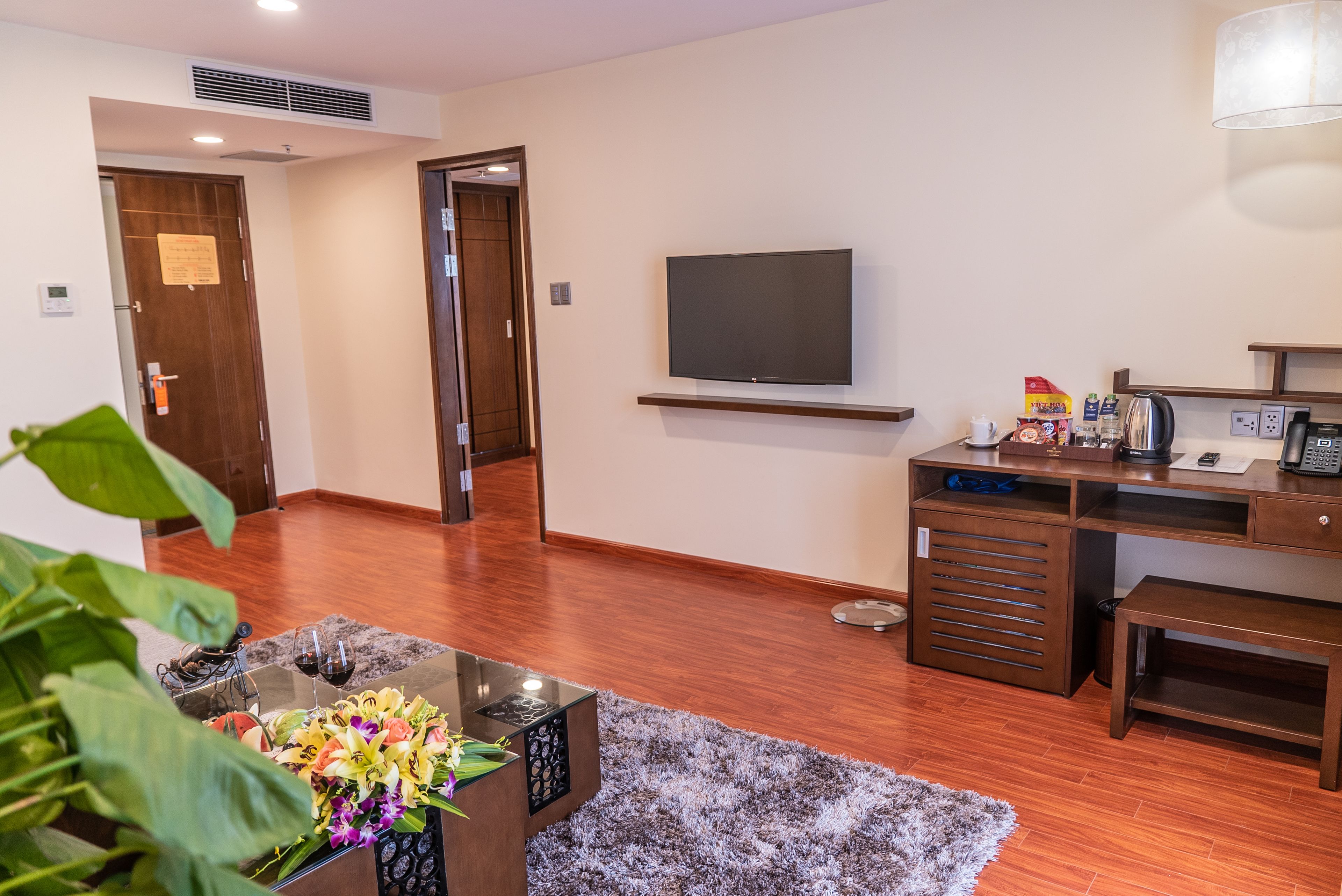 executive suite | living area | 50-inch lcd tv with satellite channels, tv