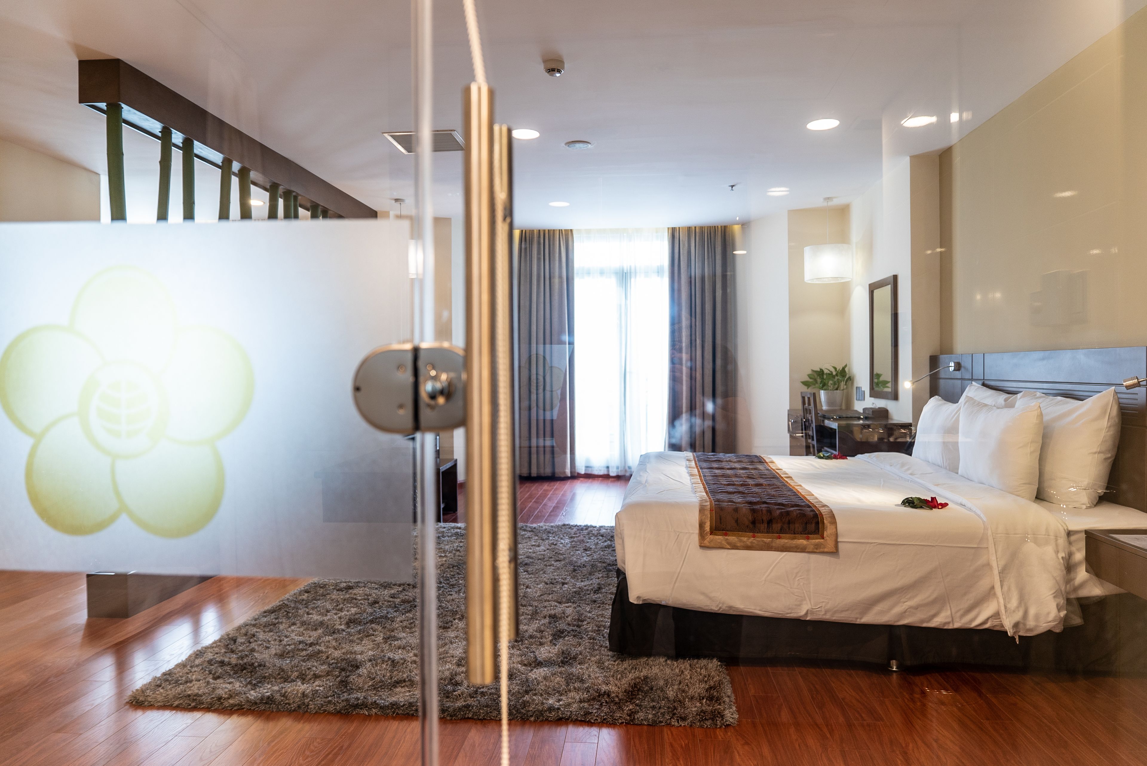 suite | minibar, in-room safe, desk, blackout curtains