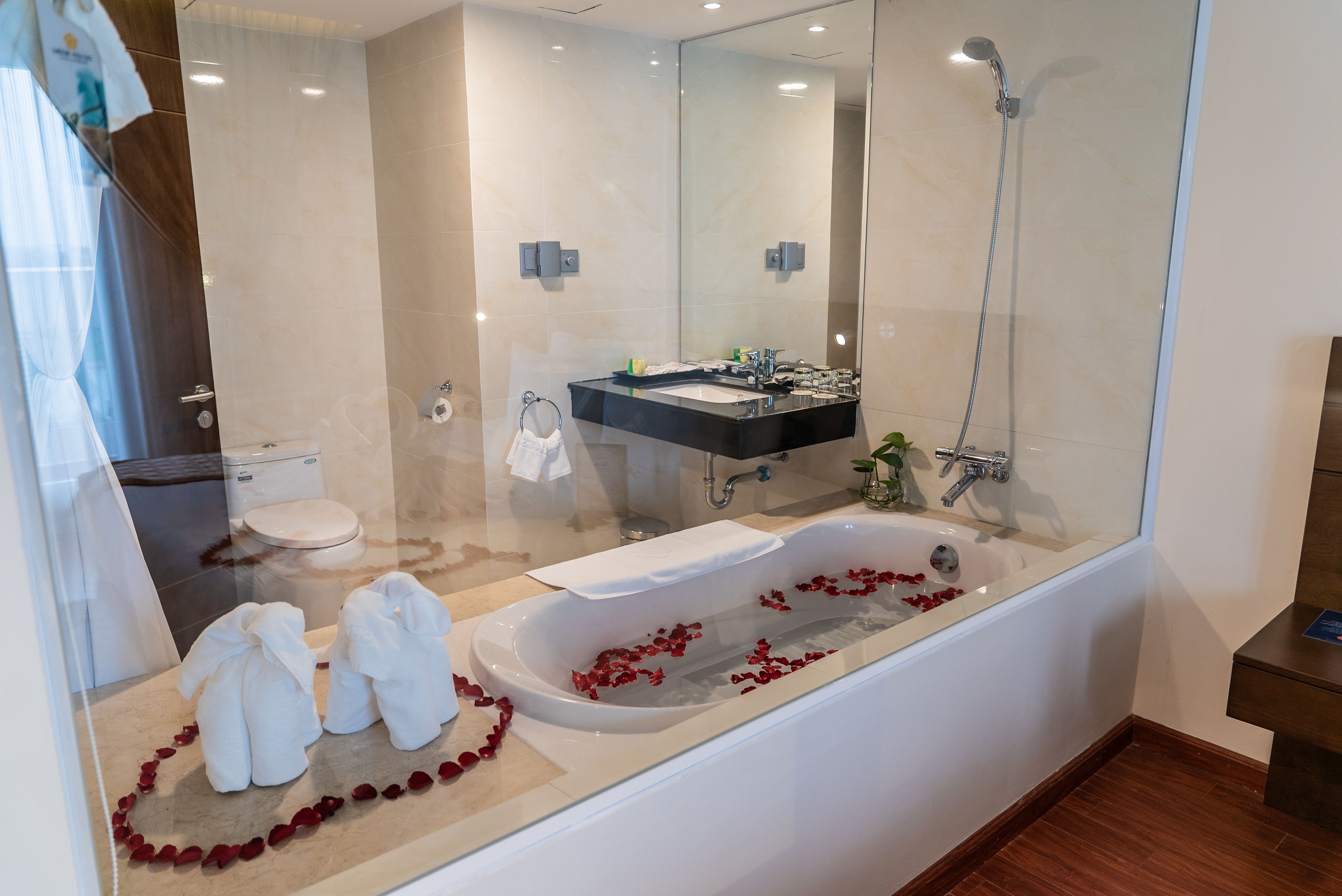 executive suite | bathroom | separate bathtub and shower, deep-soaking bathtub, rainfall showerhead