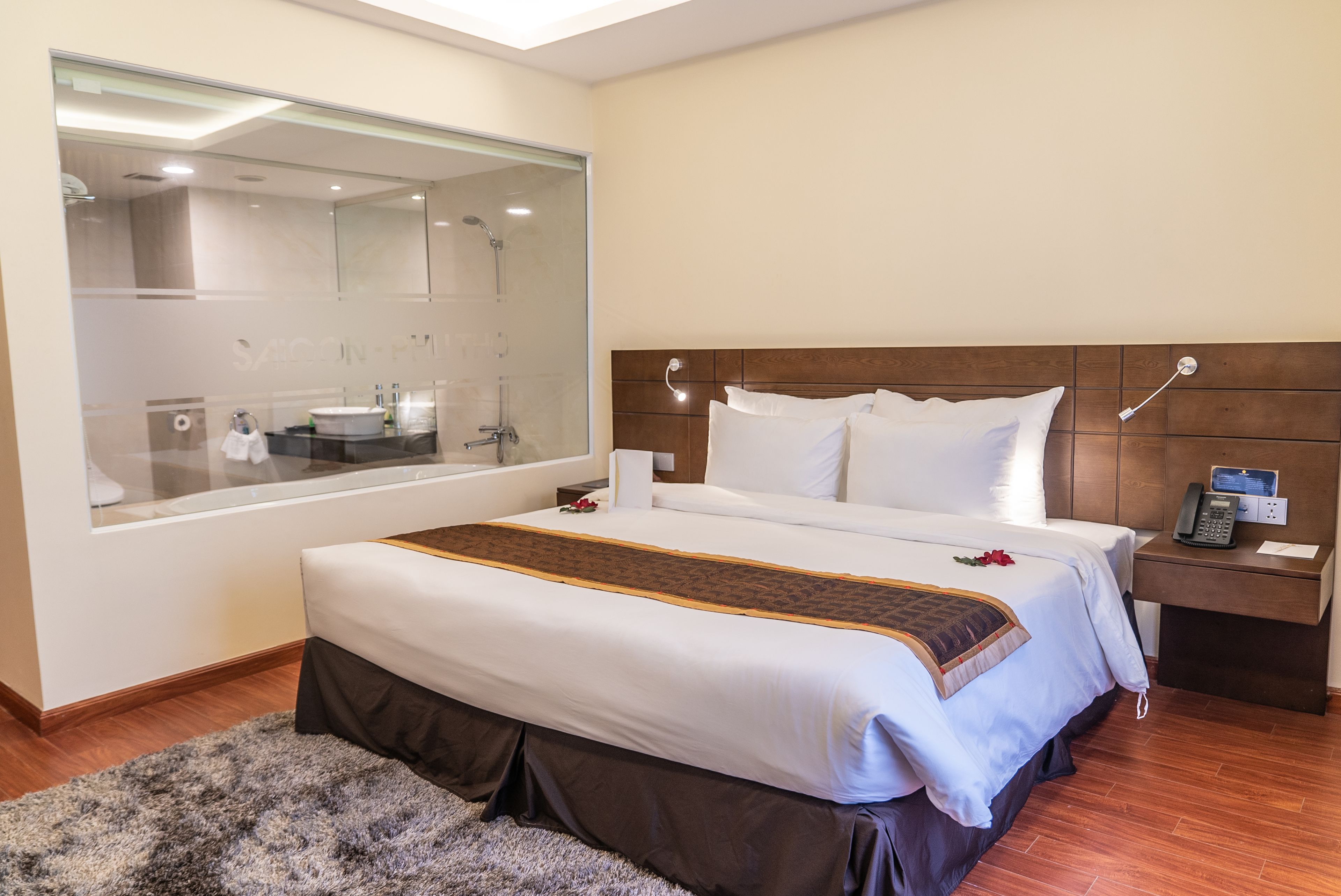 royal suite | minibar, in-room safe, desk, blackout curtains