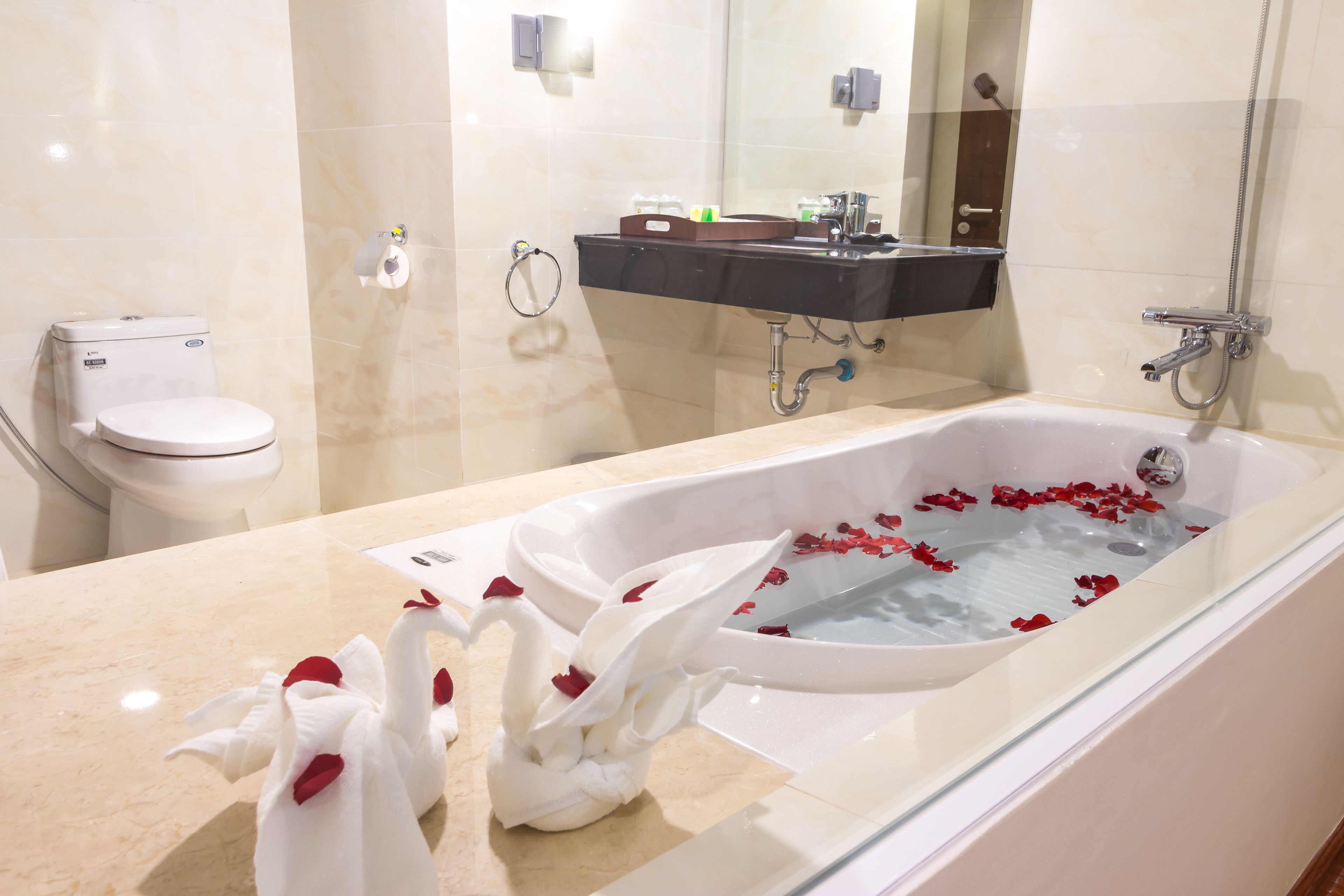 executive suite | bathroom | separate bathtub and shower, deep-soaking bathtub, rainfall showerhead