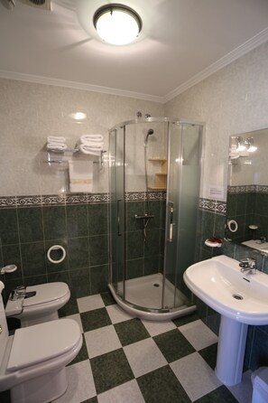 Double or Twin Room | Bathroom | Free toiletries, hair dryer