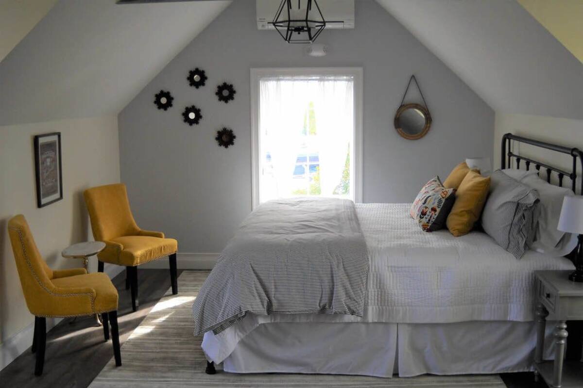 ห้องดีลักซ์, เตียงคิงไซส์ 1 เตียง และโซฟาเบด (Fire Island Room) | เครื่องนอนระดับพรีเมียม, เตียงพร้อมฟูกเสริมที่นอน, มินิบาร์ฟรี