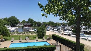 Alberca al aire libre por temporada y sombrillas en la alberca