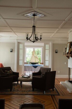 Lobby sitting area - The Ocean Bay House (Bay Shore)