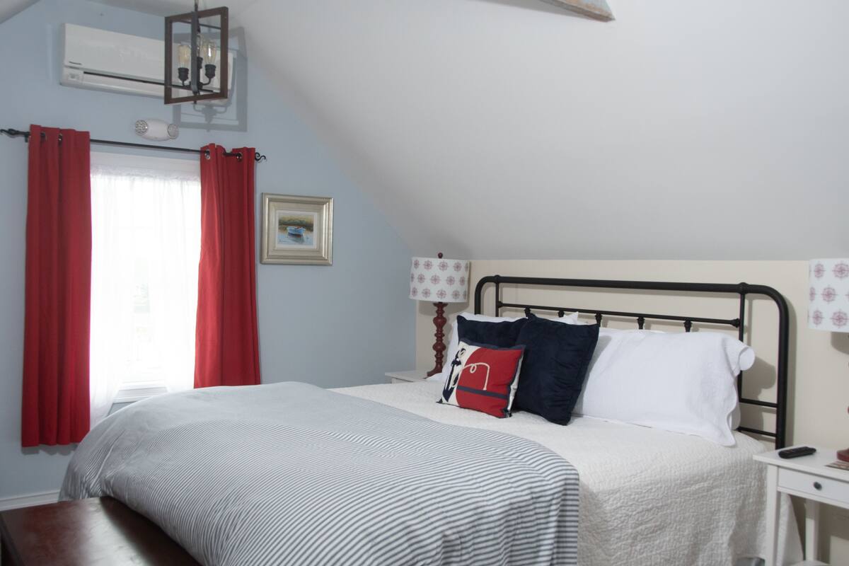 ห้องดีลักซ์, เตียงคิงไซส์ 1 เตียง และโซฟาเบด (Watchogue Creek Room) | เครื่องนอนระดับพรีเมียม, เตียงพร้อมฟูกเสริมที่นอน, มินิบาร์ฟรี