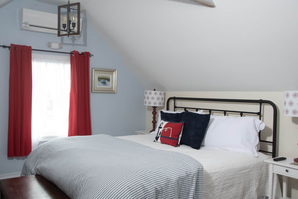 Habitación Deluxe, 1 cama de matrimonio grande con sofá cama (Watchogue Creek Room) | 1 dormitorio y ropa de cama de alta calidad