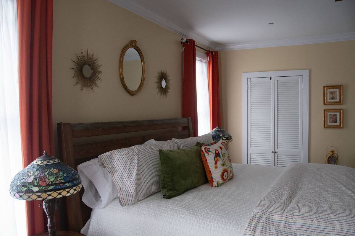 ห้องลักซ์ชัวรี่, เตียงคิงไซส์ 1 เตียง (East End Master Bedroom) | เครื่องนอนระดับพรีเมียม, เตียงพร้อมฟูกเสริมที่นอน, มินิบาร์ฟรี