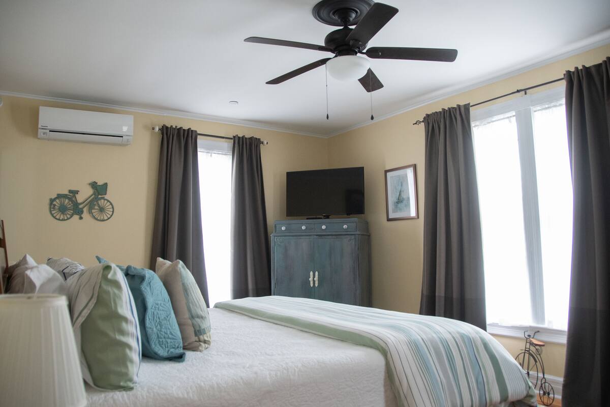 ห้องทราดิชันนัล, เตียงคิงไซส์ 1 เตียง (Ocean Ave Room) | เครื่องนอนระดับพรีเมียม, เตียงพร้อมฟูกเสริมที่นอน, มินิบาร์ฟรี