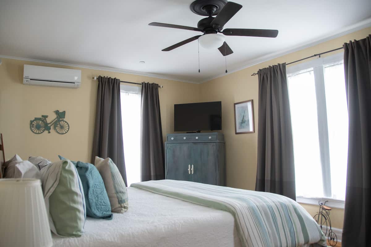 Habitación tradicional, 1 cama de matrimonio grande (Ocean Ave Room) | 1 dormitorio y ropa de cama de alta calidad