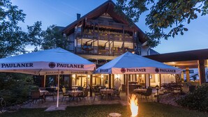A restaurant with outdoor seating and a fire pit. - Hotel & Restaurant Becher (Donzdorf)