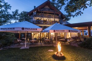 Restaurante com área externa e lareira.