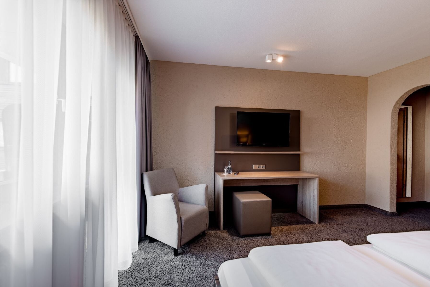 business room | hypo-allergenic bedding, in-room safe, desk, laptop workspace