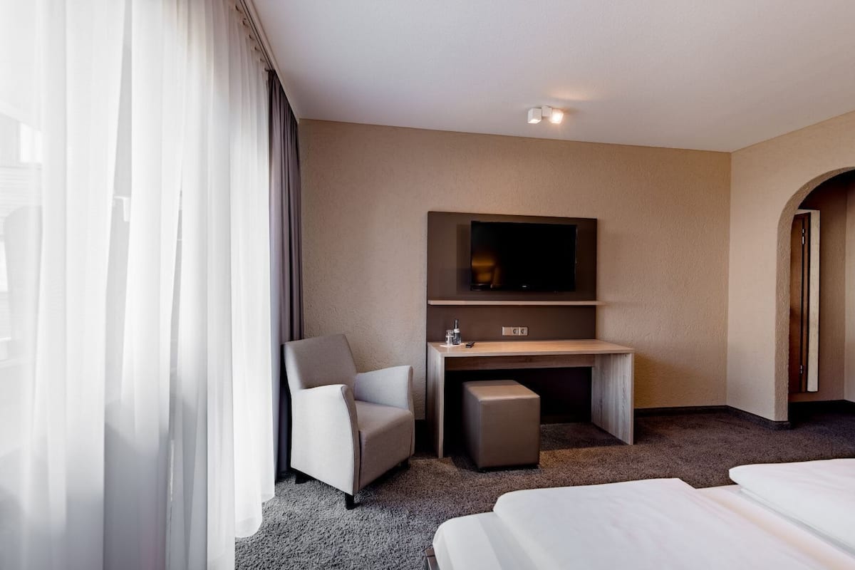 business room | hypo-allergenic bedding, in-room safe, desk, laptop workspace