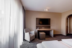 Business Room | Hypo-allergenic bedding, in-room safe, desk, laptop workspace - Hotel & Restaurant Becher (Donzdorf)