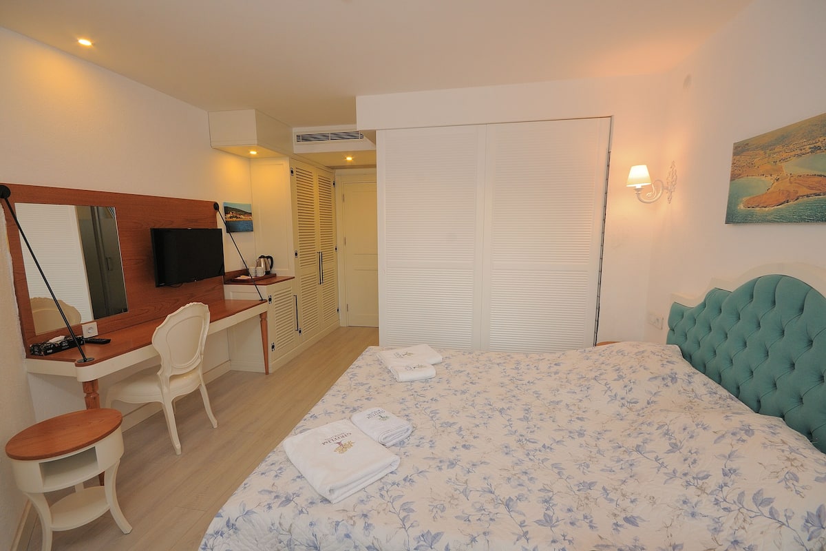 Standard Room | Item bar mini percuma, peti besi dalam bilik, meja