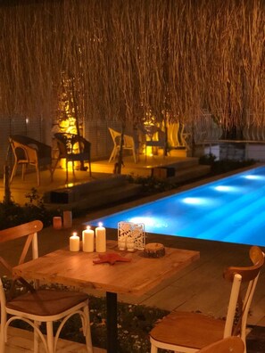 Outdoor pool, open 10:30 AM to 7:00 AM, sun loungers - Giritlim Butik Otel (Cesme)