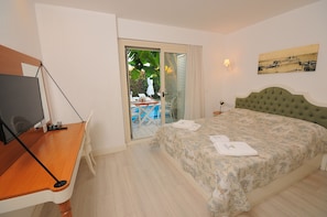 Deluxe Room | Free minibar items, in-room safe, desk, laptop workspace - Giritlim Butik Otel (Cesme)