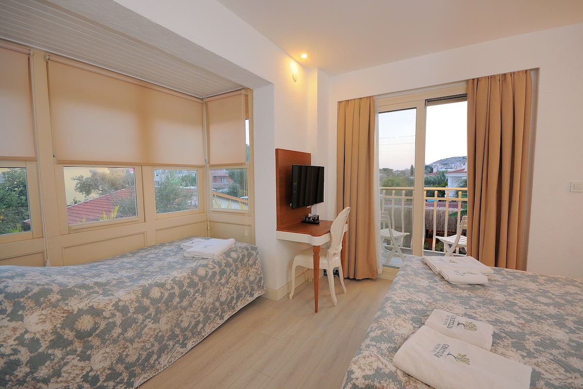Cumbali Triple Room with Pool View | Item bar mini percuma, peti besi dalam bilik, meja