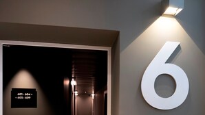 A hallway with a sign indicating room numbers 601-604 and 605-609. - HG City Suites Barcelona (Barcelona)