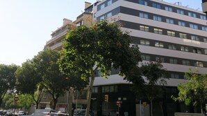 A multi-story hotel with a modern design, featuring balconies on the upper floors and a prominent hotel sign. - HG City Suites Barcelona (Barcelona)